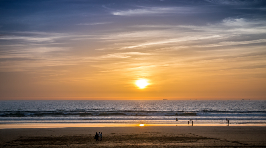 Sonnenuntergang am Strand von Agadir, während eines Urlaubs in Marokko. 