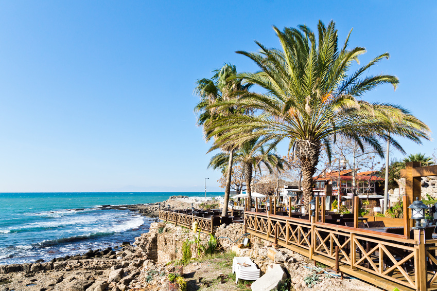 Ein Restaurant in Side, Blick auf das Meer vor der Türkischen Riviera