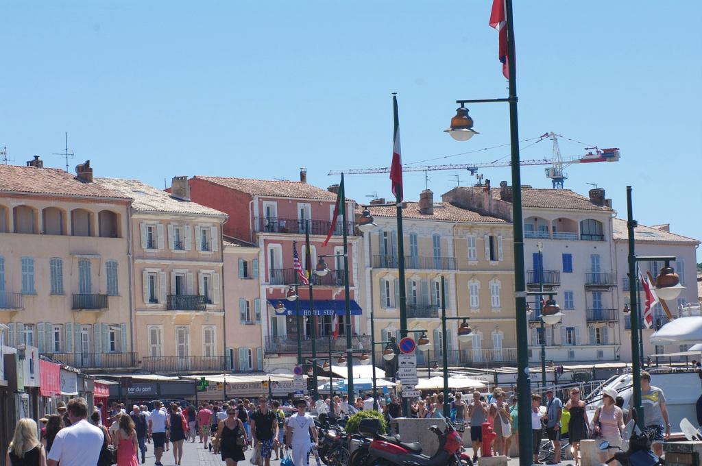 Menschen am belebten Hafen von Sain Tropez, in Frankreich.
