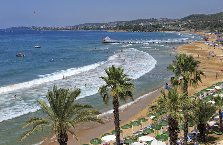 Der Strand in der Region Incekum, die Brandung des Meeres rauscht an den feinen Sandstrand. Aufgenommen bei einem Urlaub in Avsallar. 