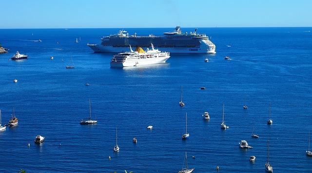 Zwei Kreuzfahrtschiffe am Meer Zwei Kreuzfahrtschiffe am Meer