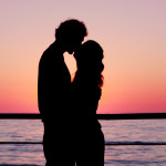 Romantik Urlaub Bild bei Sonnenuntergang am Meer