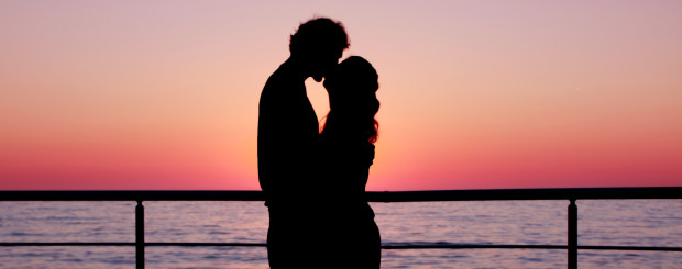 Romantik Urlaub Bild bei Sonnenuntergang am Meer