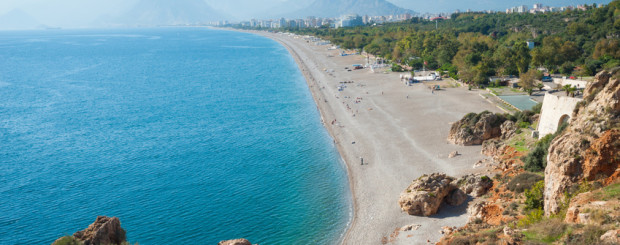 Urlaub an der Türkischen Riviera, Panoramablick über den Konyaalti Strand in Antalaya