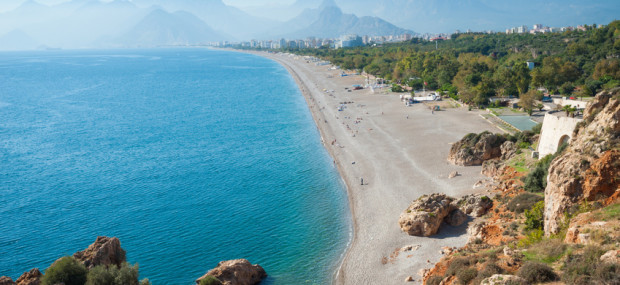 Urlaub an der Türkischen Riviera, Panoramablick über den Konyaalti Strand in Antalaya