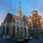 Bild des Stephansdoms in Wien, im Hintergrund befindet sich ein Regenbogen