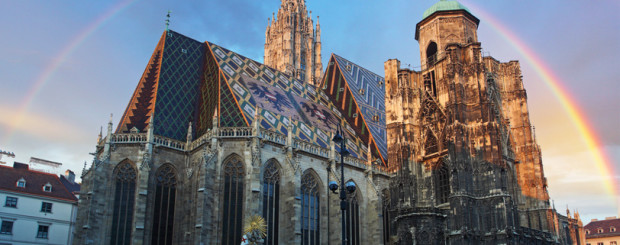 Bild des Stephansdoms in Wien, im Hintergrund befindet sich ein Regenbogen