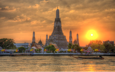 Eine der bekanntesten Sehenswürdigkeiten in Bangkok, der War Arun Tempel