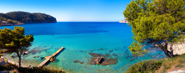 Blick auf eine Bucht vor Mallorca, Spanien.