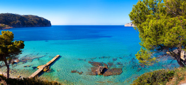 Blick auf eine Bucht vor Mallorca, Spanien.