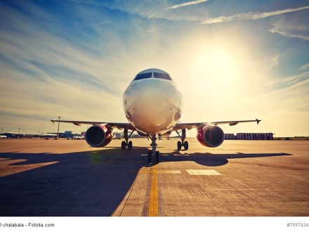 Flugzeug auf der Rollbahn