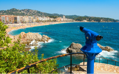 Aufgenommen bei einem Urlaub in Lloret de Mar an der Costa Brava, Panoramablick über die Stadt
