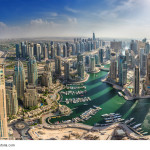 Urlaub in Dubai, Skyline und Hafen der Stadt von einem Hochhaus aus gesehen, bei Tag
