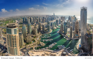 Urlaub in Dubai, Skyline und Hafen der Stadt von einem Hochhaus aus gesehen, bei Tag