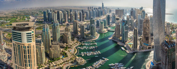 Urlaub in Dubai, Skyline und Hafen der Stadt von einem Hochhaus aus gesehen, bei Tag