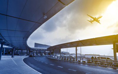 Günstige Flüge von deutschen Flughäfen, Bild eines Terminals mit einem Flugzeug am Himmel