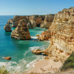 Felsen und Klippen an der Küste der Algarve in Portugal