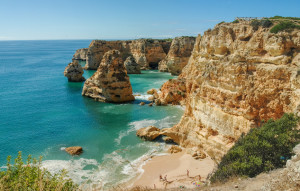 Felsen und Klippen an der Küste der Algarve in Portugal