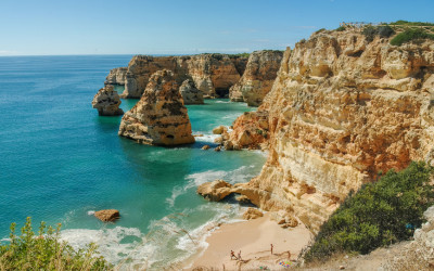 Felsen und Klippen an der Küste der Algarve in Portugal