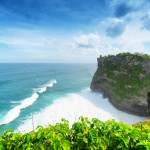 Sandstrand an der Küste von Bali, Indonseisen