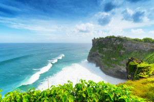 Sandstrand an der Küste von Bali, Indonseisen