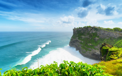 Sandstrand an der Küste von Bali, Indonseisen