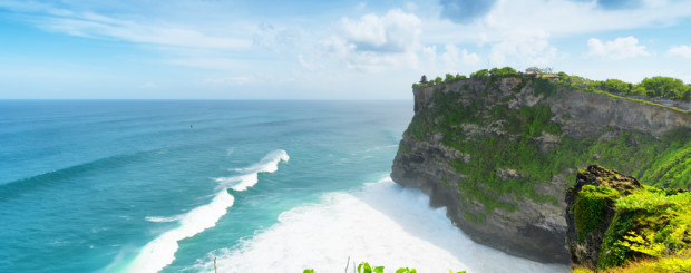 Sandstrand an der Küste von Bali, Indonseisen