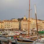 Boote und Menschen im Yachthafen von Saint Tropez, Frankreich