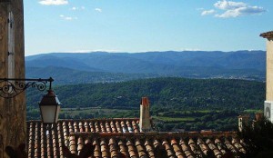 Panoramablick über das kleine Dorf Gassing in Frankreich