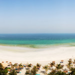 Panoramablick über den Strand und das türkisblaue Meer, während eines Urlaubs in den Vereinigten Arabischen Emiraten aufgenommen