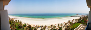 Panoramablick über den Strand und das türkisblaue Meer, während eines Urlaubs in den Vereinigten Arabischen Emiraten aufgenommen