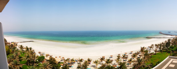 Panoramablick über den Strand und das türkisblaue Meer, während eines Urlaubs in den Vereinigten Arabischen Emiraten aufgenommen