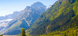 Berg im Sommer, Schneebedeckt