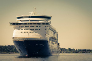 KReuzfahrtschiff in Landnähe