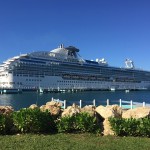 Kreuzfahrtschiff von Land aus Fotografiert