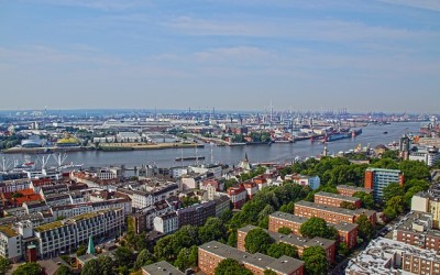 Panoramablick über Hamburgs Sehenswürdigkeiten an der Elbe