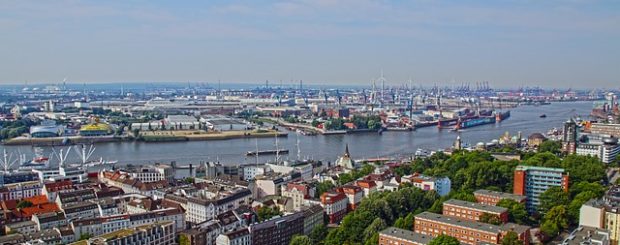 Panoramablick über Hamburgs Sehenswürdigkeiten an der Elbe