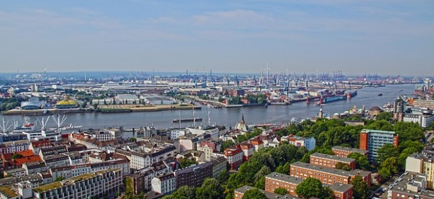 Panoramablick über Hamburgs Sehenswürdigkeiten an der Elbe