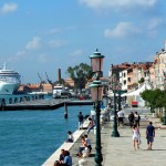 Kreuzfahrtschiff fährt am Hafen von Venedig ein