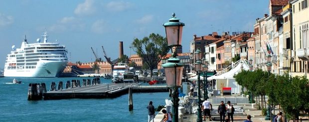 Kreuzfahrtschiff fährt am Hafen von Venedig ein