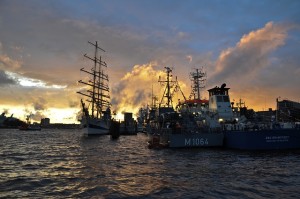 Motorboote und Segelschiffe am Hamburger Hafen